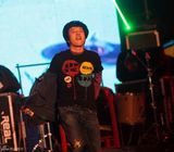 组图：唐朝郑钧等献唱棋盘山秀湖摇滚音乐节