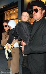 组图：皮特朱莉携双胞胎现身 两岁小儿粉嫩可爱