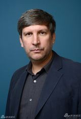 组图：《爱情重击》布鲁斯南汤普森玩暧昧