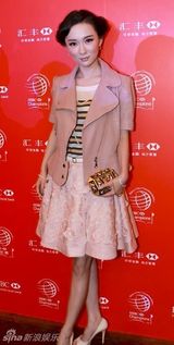 组图：霍思燕赫本妆亮相活动 复古散发甜美