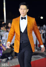 组图：李政宰黄色印花西服亮相 显成熟绅士气质