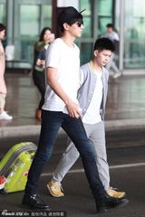 组图：张亮机场遭女粉丝围堵 列队欢迎国王礼遇