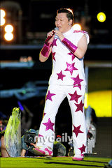 组图：韩国歌手PSY首尔个唱 劲歌热舞high翻全场