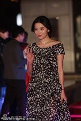 组图：刘嘉玲斜肩白裙似女神 周冬雨候场嘟嘴卖萌