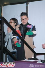 组图：苏永康钟嘉欣与民众跨年 岑丽香等盛装