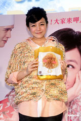 组图：陈妍希透露择偶标准 新片演台妹开嗓献唱