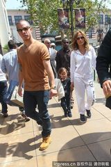 组图：詹妮弗洛佩兹带子女游玩 小男友全程陪伴