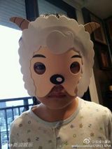 组图：孟庭苇5岁爱子搞怪帅气爱亲亲