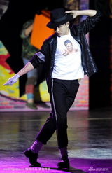 幻灯图集：邓超穿网袜大跳钢管舞 模仿杰克逊动作