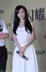 组图：张静初代言活动秀飘逸长发  白裙甜美小清新