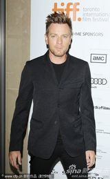 《惊天巨啸》首映 娜奥米-沃茨深V秀美乳