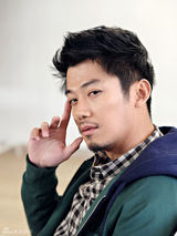 组图：芦芳生居家写真秀萌态 艺术气质率真十足