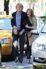 组图：《鸟为食亡》开拍 安妮斯顿拖鞋短裙清凉