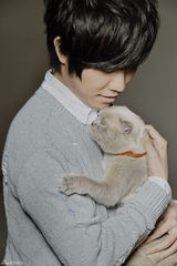 组图：徐良抱猫萌系写真 新专辑下半年发行