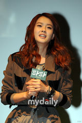 组图：高雅罗宣传新片《爸爸》黑礼裙性感优雅