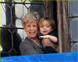 幻灯图：朱莉与准婆婆现身寓所阳台尽显温馨