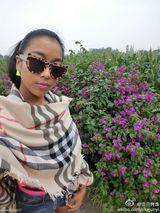 组图：吉克隽逸微博晒性感时尚生活照