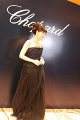 组图：周慧敏妩媚出席活动 肌肤白皙气质优雅高贵