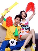 幻灯图：戚薇袁成杰写真 演绎宅男宅女看球生活 