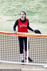 组图：杰克逊女儿帕里斯打垒球 扎马尾英姿飒爽