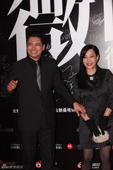 组图：2012新浪微博之夜红毯-发哥发嫂恩爱牵手