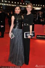 组图：德国名模爱娃-帕德伯格裸背大秀性感