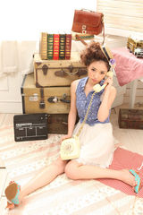 组图：新版杜拉拉焦俊艳潮搭出镜甜美日系风