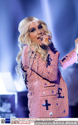 组图：钱妞做客电视节目 劲歌热舞炒热气氛