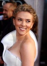 高清图：《钢铁侠2》首映 斯嘉丽露肩礼服性感