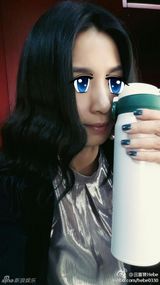 组图：Hebe自黑美照 恶搞媒婆痣胡渣