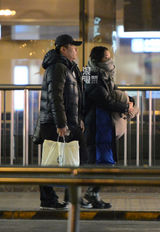 独家：周迅与陈辉虹回京 机场热拥郑晓龙