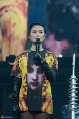 组图：李宇春上海开唱遭男舞者抱 父母首度现身