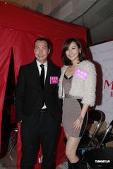 组图：陈法拉优雅短裙秀美腿 相偕谢天华迎新年