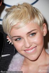 组图：麦莉格莱美派对清新风 收敛性感变俏皮