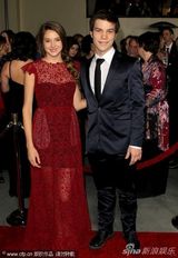 组图：安妮斯顿助阵导演工会奖 黑裙携男友秀恩爱