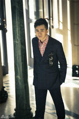 组图：翟天临时尚街拍大片 绅士造型显魅力