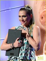 组图：Ke$ha卡通熊猫裤亮相 炫彩马尾辫镶金牙