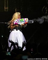 组图：麻辣鸡个唱粉丝强行上台 与保镖激烈扭打