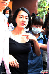 小S证人身份被传唤 神色疲惫白色肩带外露(图)