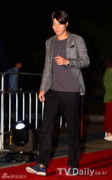 组图：《绅士》重聚韩片《占卜师》首映式