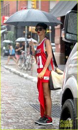 组图：蕾哈娜穿篮球裙散步 全套金饰奢华抢镜