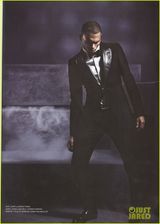 组图：克里斯-布朗杂志大片另类 穿盔甲自摸私处