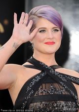 组图：第85届奥斯卡红毯-奥斯本紫发露背裙抢镜