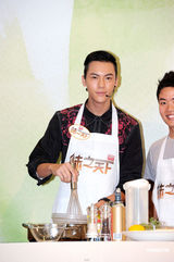 高清组图：梁汉文陈伟霆A.Lin《味之天下》学煮菜