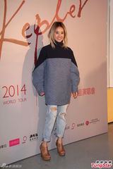 组图：孙燕姿橙发亮眼披黄金甲 许美静助阵