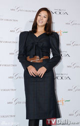 组图：郑柔美李允智靓装出席首尔时尚周