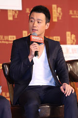 组图：《十三钗》走进校园 佟大为演示持枪行进