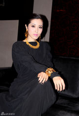 组图：曾黎时尚活动性感露背装频抢镜