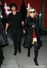 幻灯组图：麦当娜和小男友外出 条纹裙显年轻