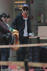 组图：张亮帅气现身机场 戴黑超耳机酷劲十足